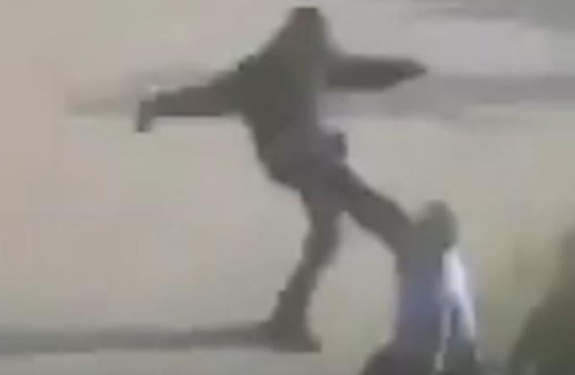 GRUPA MASKIRANIH MUŠKARACA BRUTALNO ISPREBIJALA PALESTINCA Dečko stradao jer je gluv, nije čuo upozorenje da treba da be